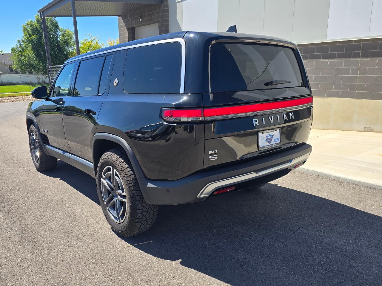 Rivian R1S Adventure 2025