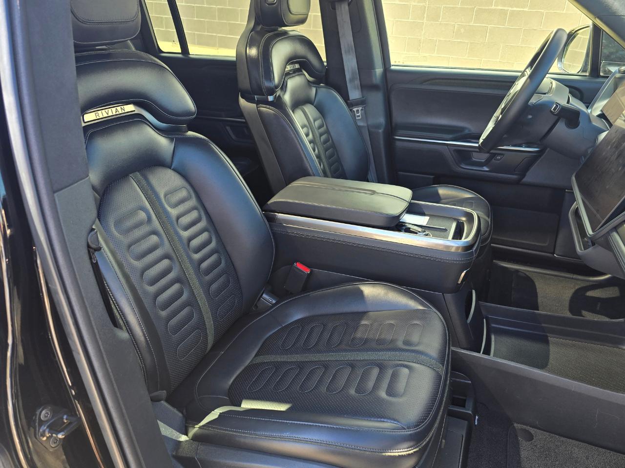 Rivian R1S Adventure 2025