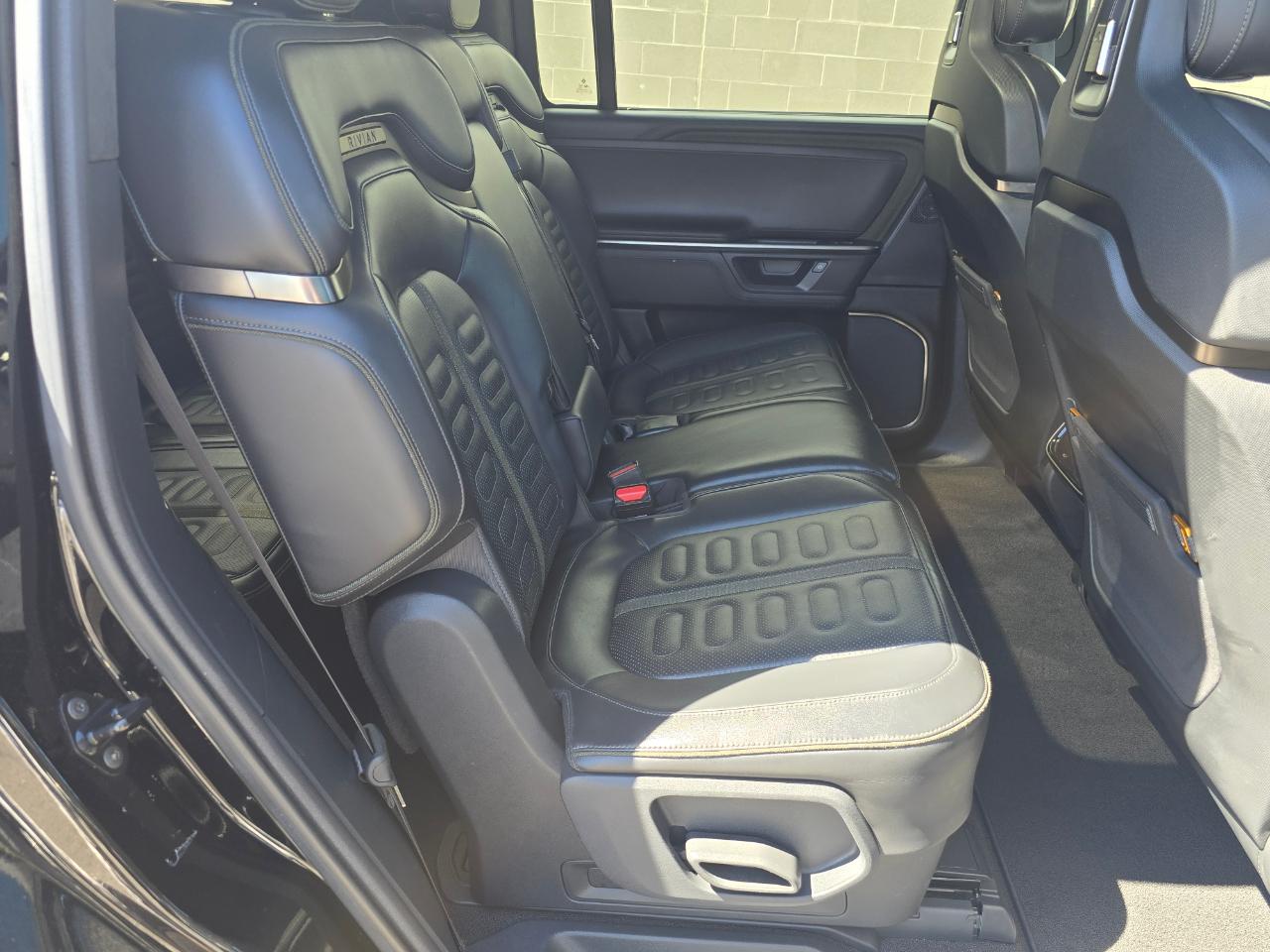 Rivian R1S Adventure 2025