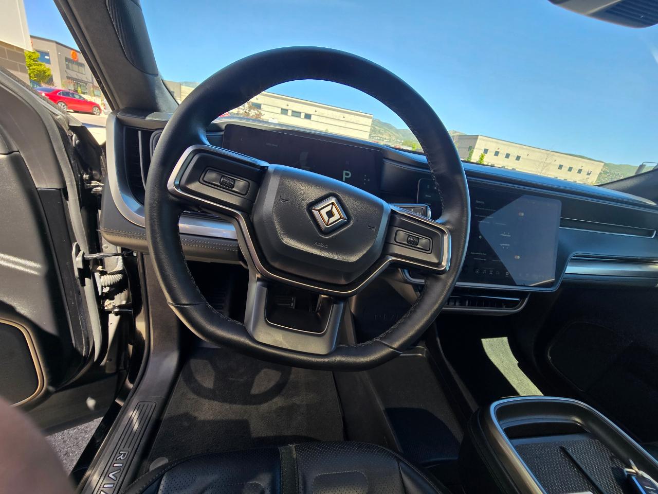 Rivian R1S Adventure 2025