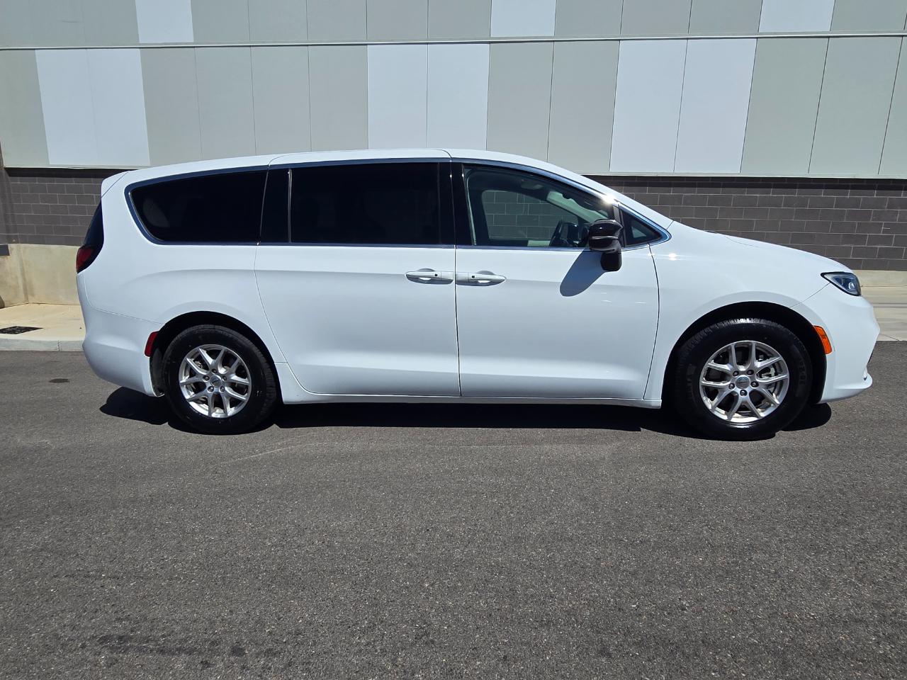 Chrysler Pacifica Touring L 2024