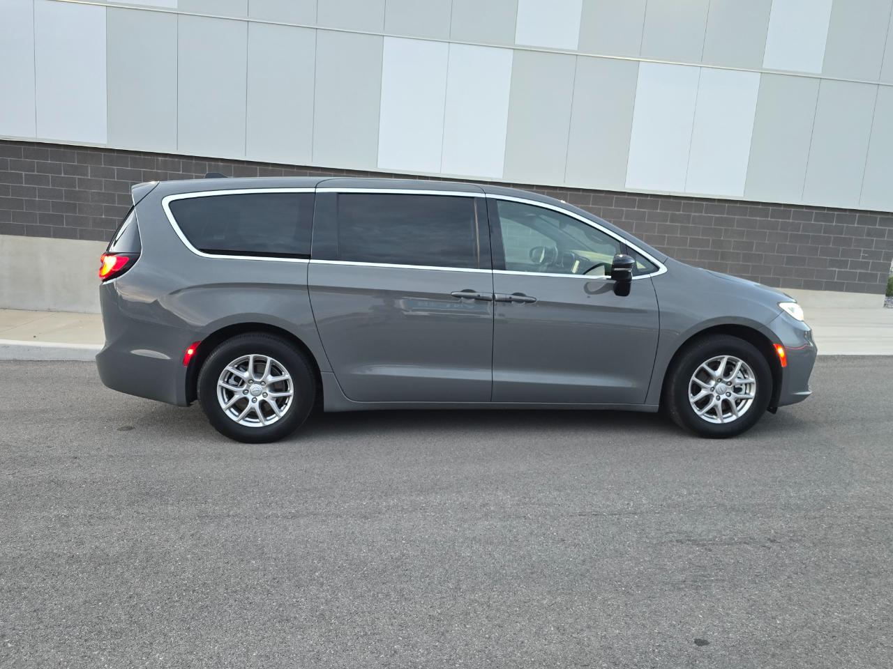 Chrysler Pacifica Select 2025
