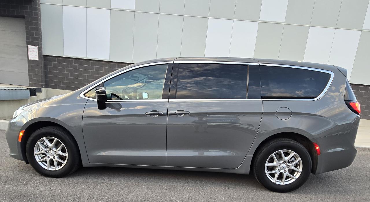 Chrysler Pacifica Select 2025