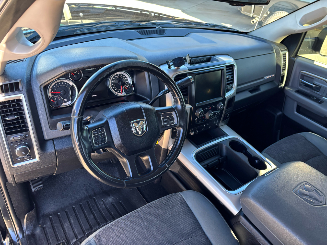 RAM 2500 Big Horn 4x4 Crew Cab 6'4" Box 2017 RAM 2500 Big Horn 4x4 Crew Cab 6'4" Box 2017