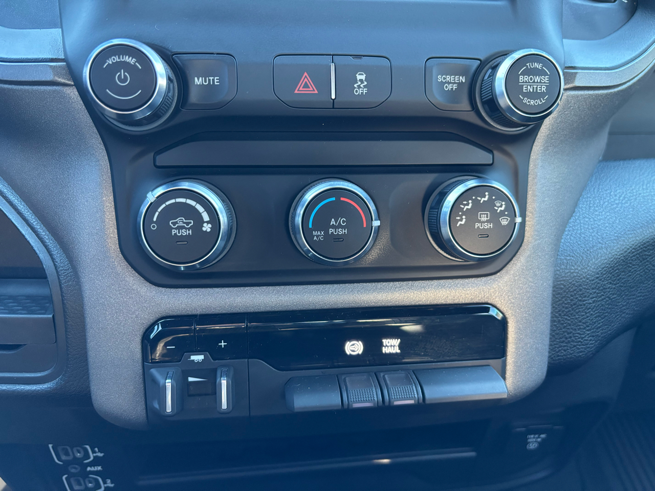 RAM 2500 Tradesman 4x4 Crew Cab 6'4" Box 2021