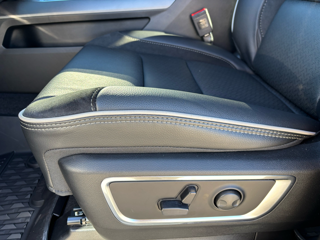 RAM 1500 Laramie 4x4 Crew Cab 5'7" Box 2026