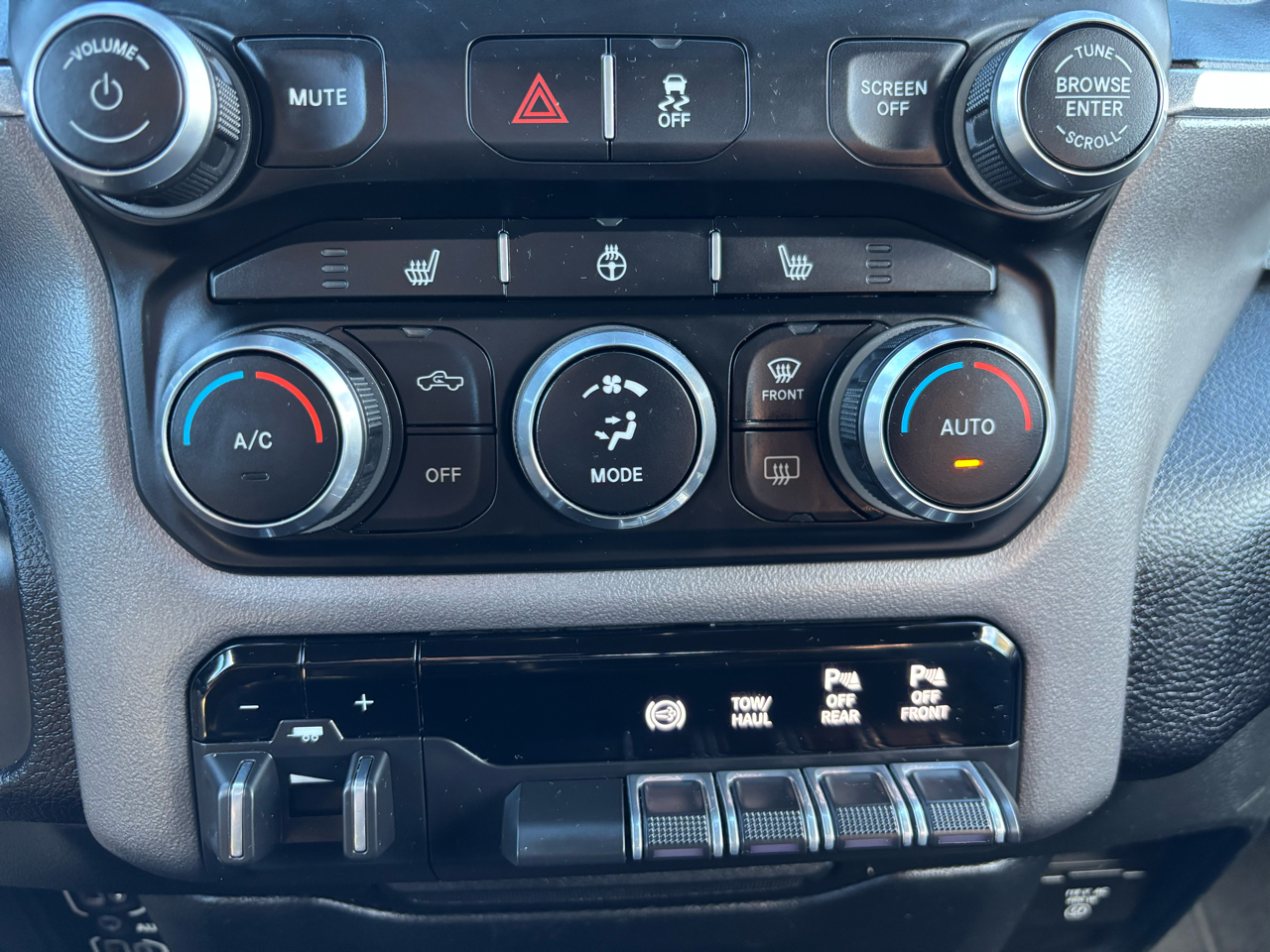 RAM 2500 Big Horn 4x4 Mega Cab 6'4" Box 2021