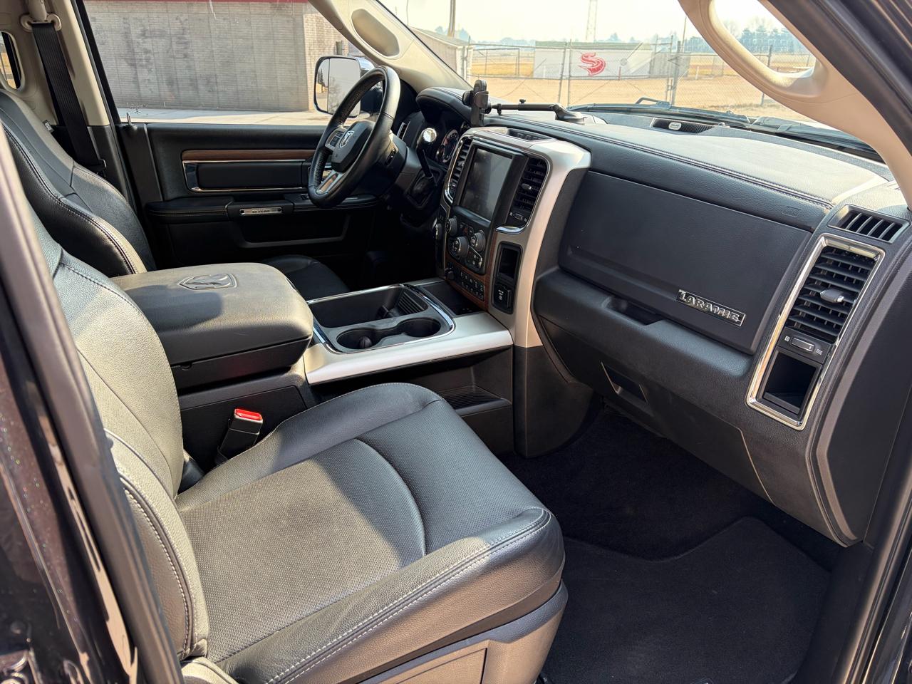 RAM 3500 Laramie 4x4 Crew Cab 8' Box 2017