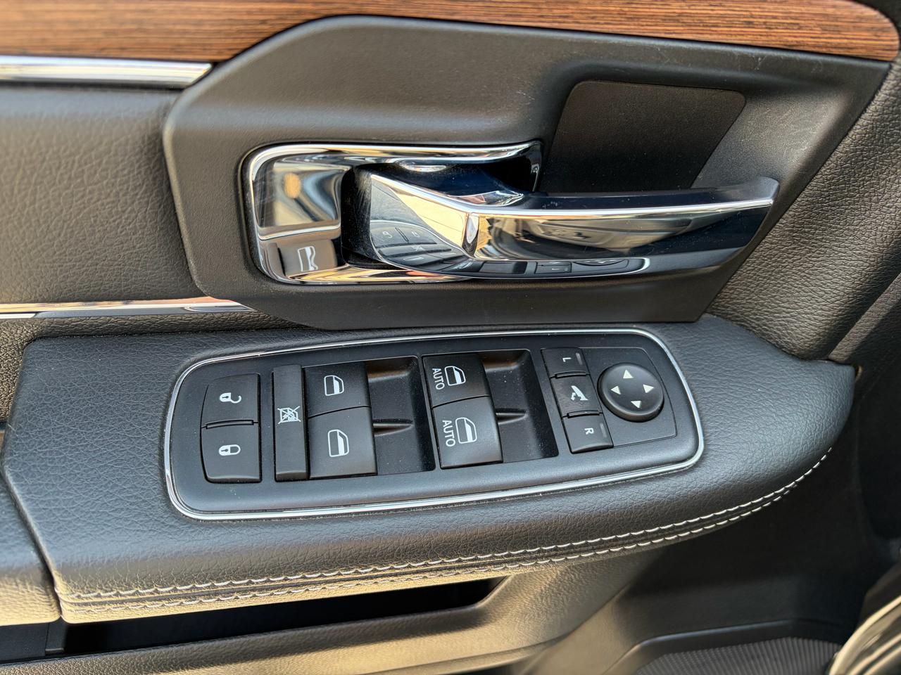 RAM 3500 Laramie 4x4 Crew Cab 8' Box 2017