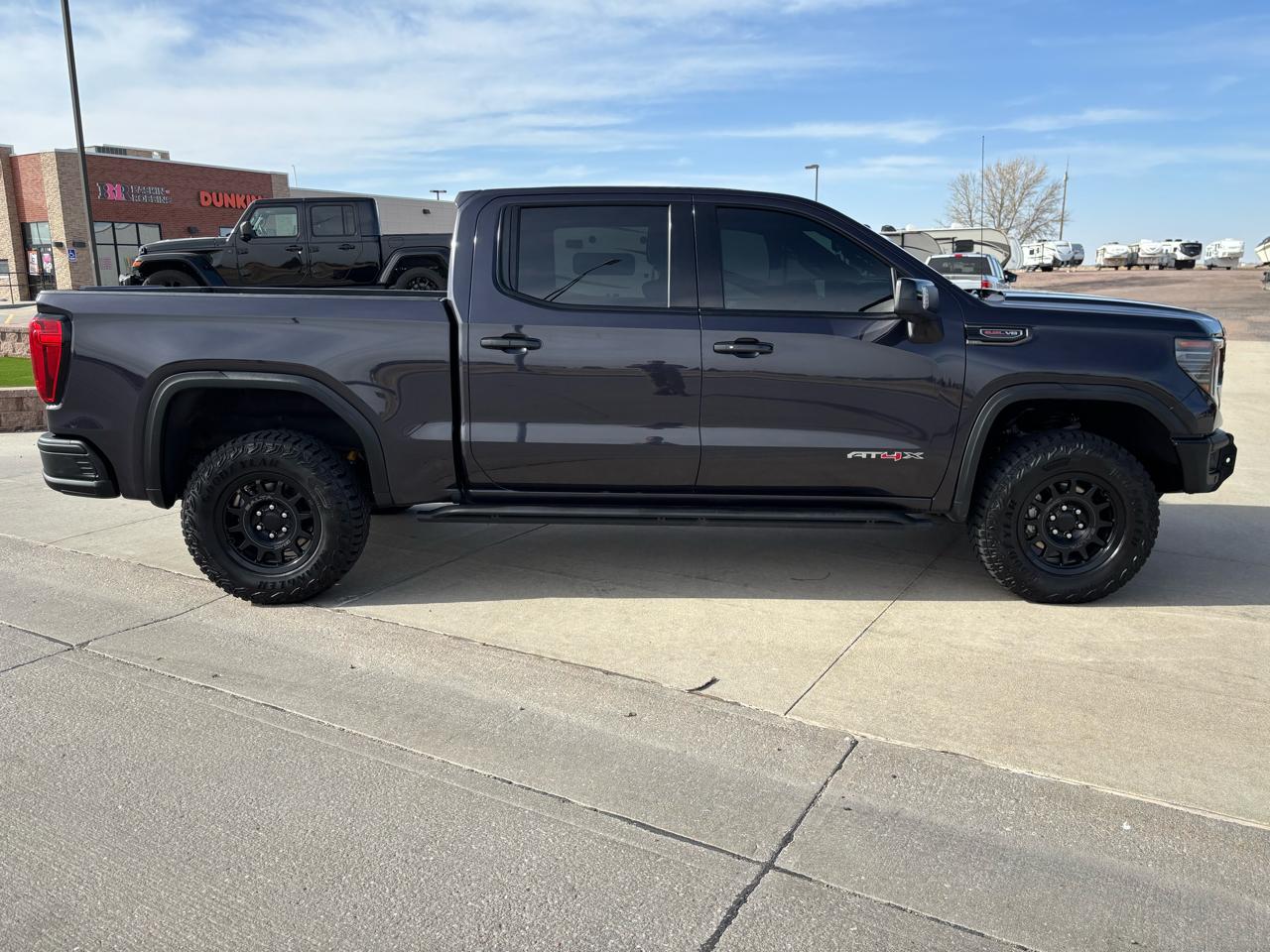 GMC Sierra 1500 4WD Crew Cab 147" AT4X 2023