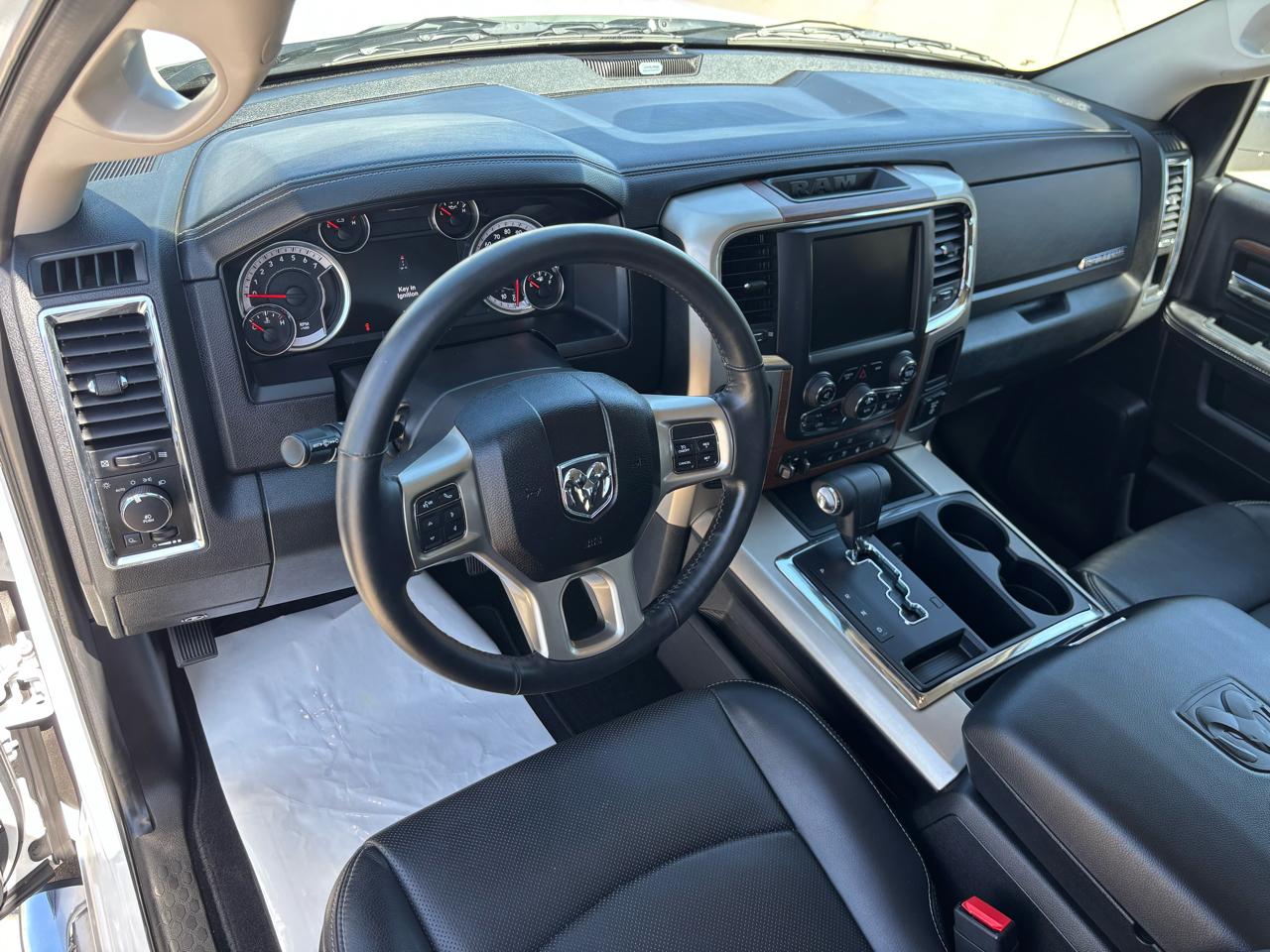 RAM 1500 4WD Crew Cab 140.5" Laramie 2013