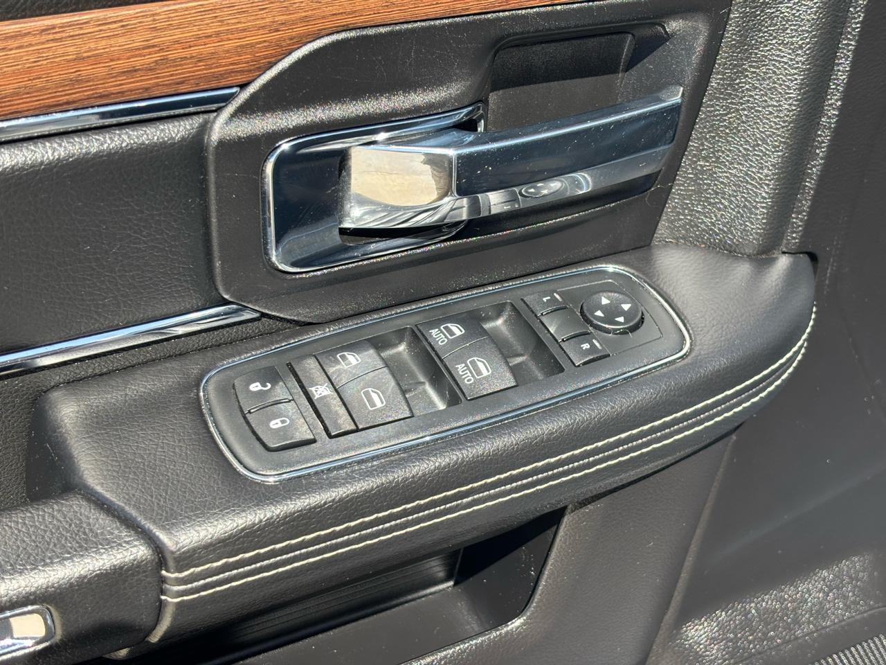 RAM 1500 4WD Crew Cab 140.5" Laramie 2013