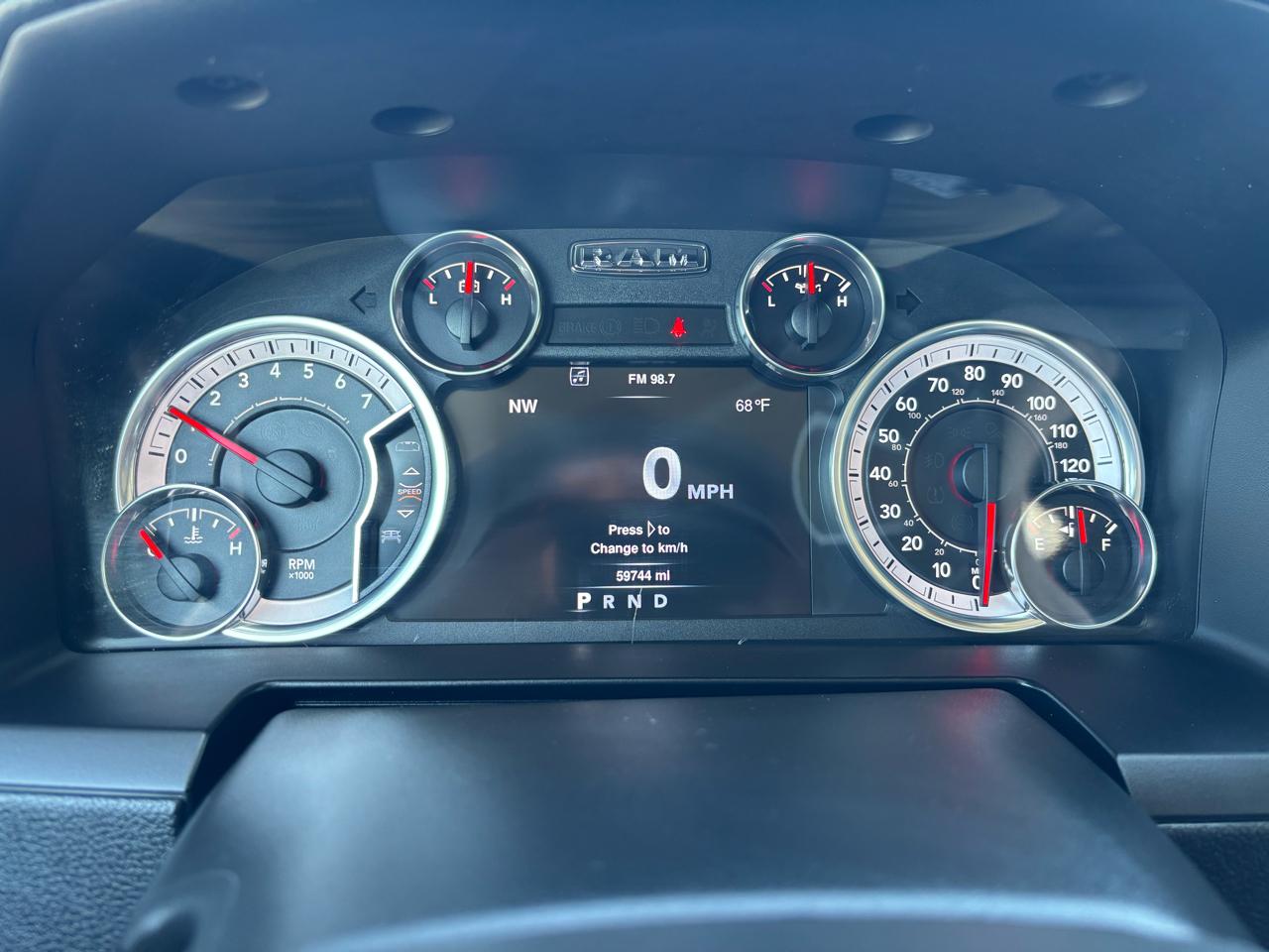 RAM 1500 4WD Crew Cab 140.5" Laramie 2013