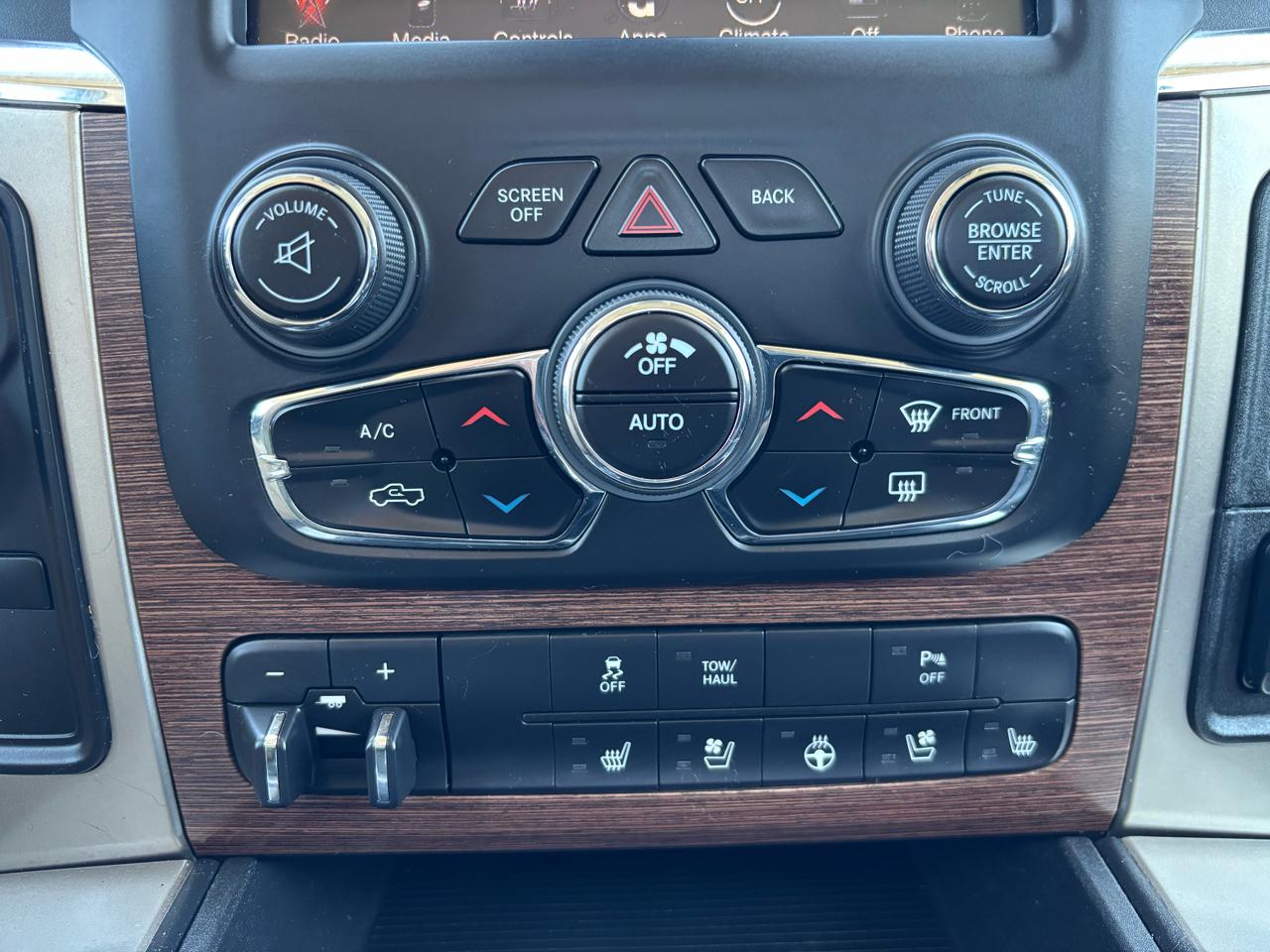 RAM 1500 4WD Crew Cab 140.5" Laramie 2013