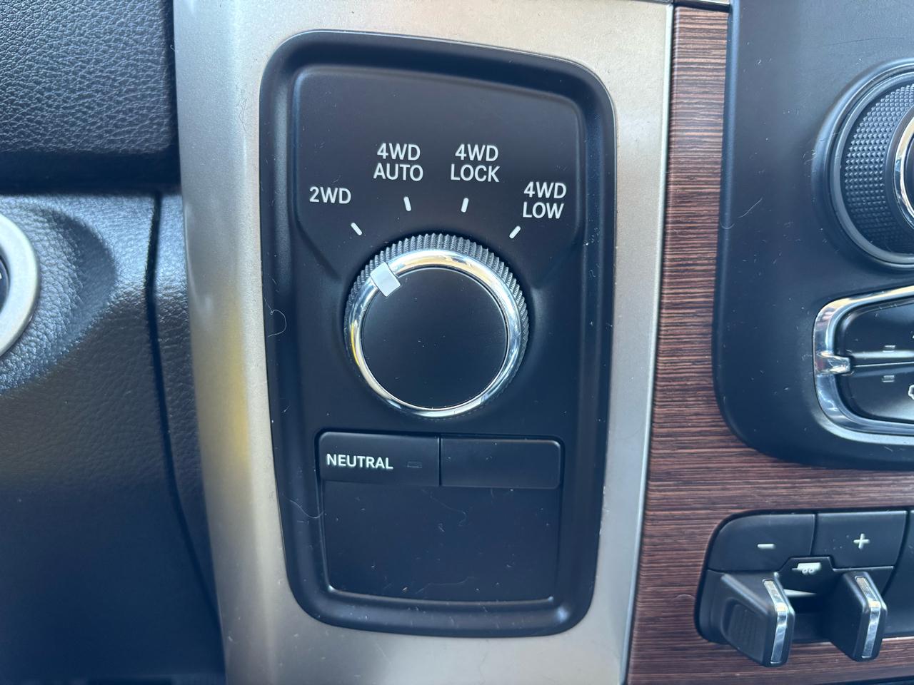 RAM 1500 4WD Crew Cab 140.5" Laramie 2013