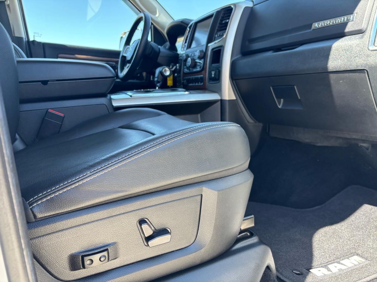 RAM 1500 4WD Crew Cab 140.5" Laramie 2013