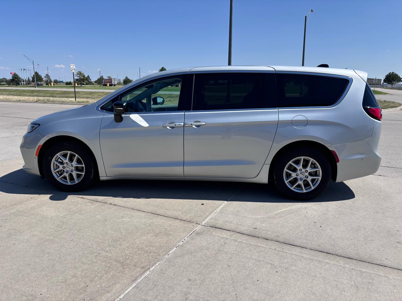 Chrysler Pacifica Touring L FWD 2024
