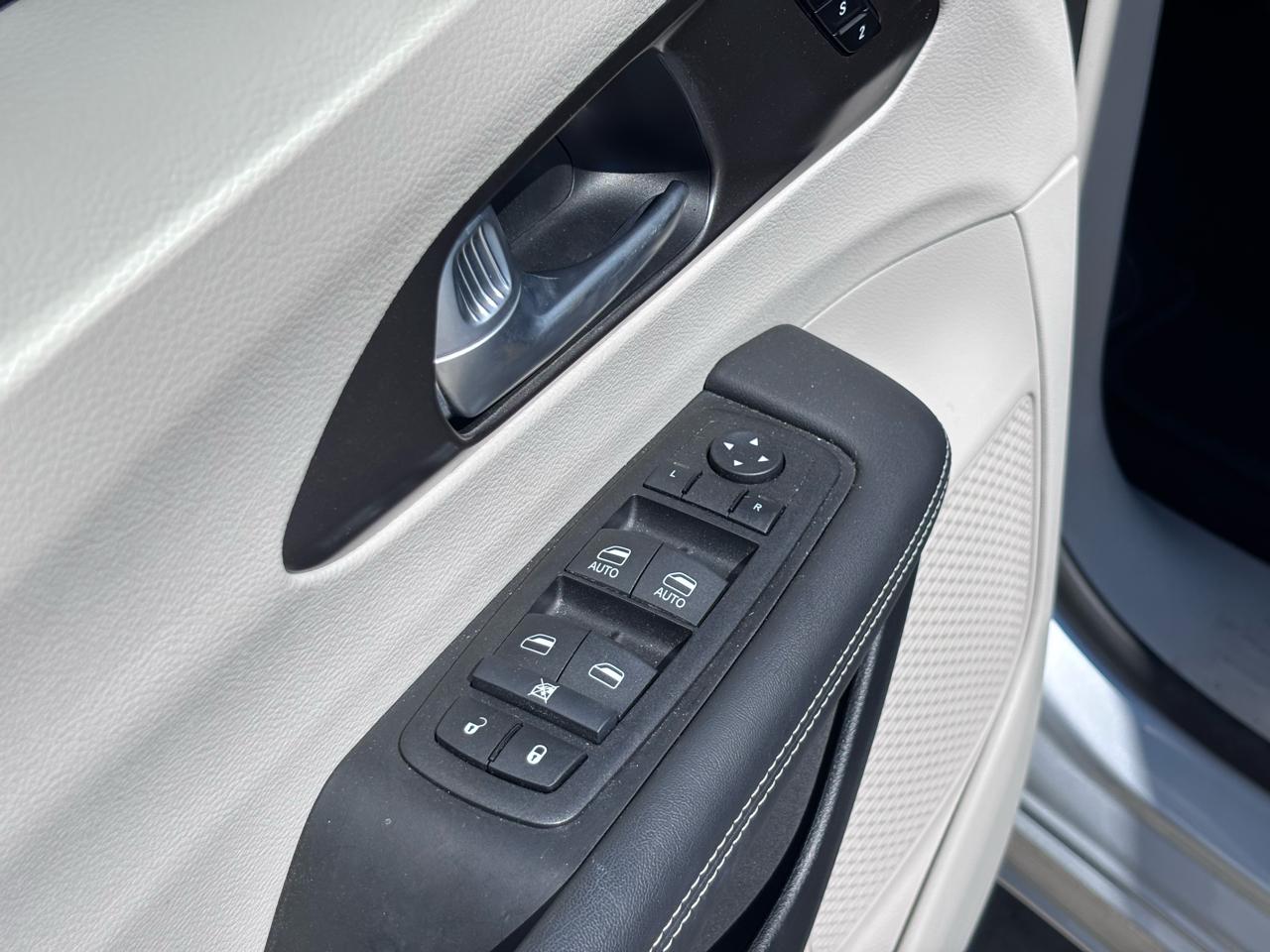 Chrysler Pacifica Touring L FWD 2024
