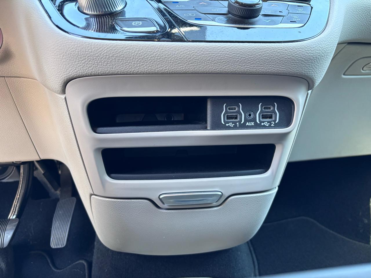 Chrysler Pacifica Touring L FWD 2024