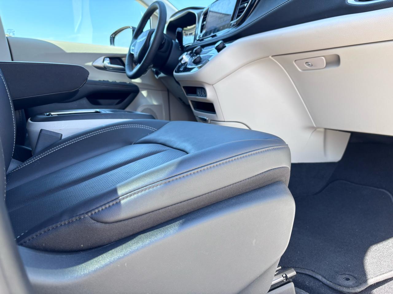 Chrysler Pacifica Touring L FWD 2024