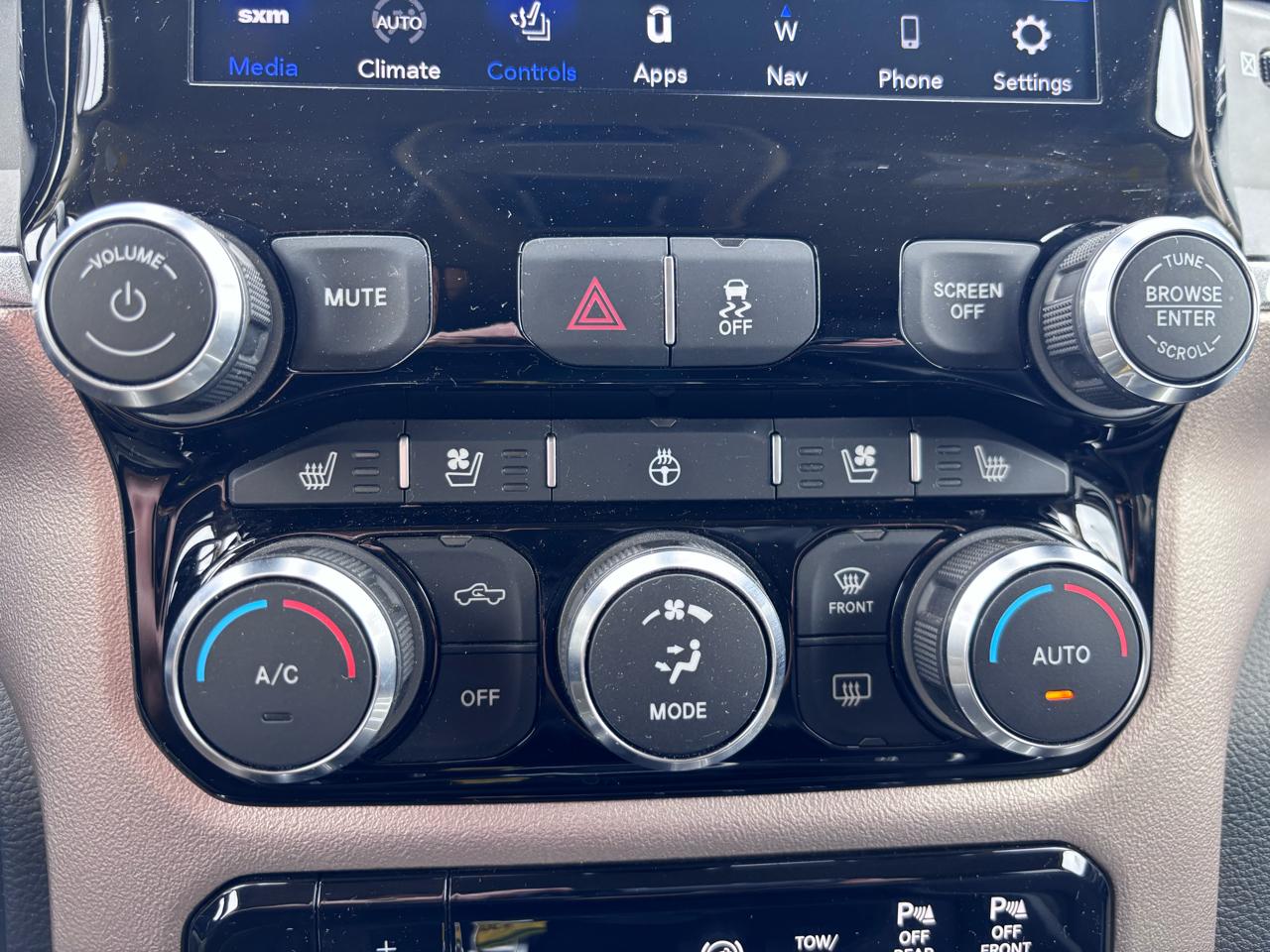 RAM 2500 Laramie 4x4 Mega Cab 6'4" Box 2020