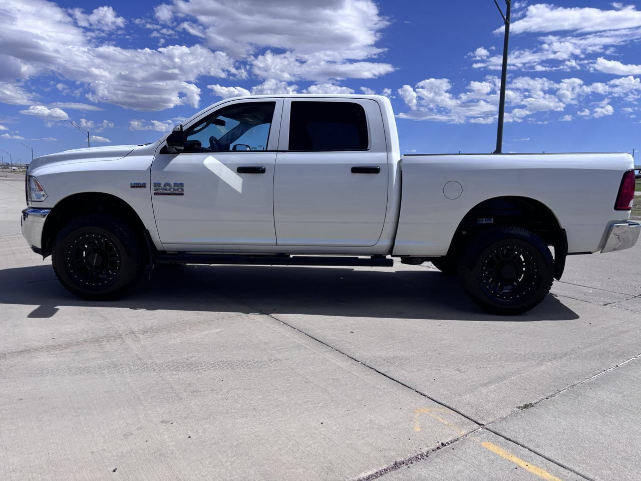 RAM 2500 Tradesman 4x4 Crew Cab 6'4" Box 2017