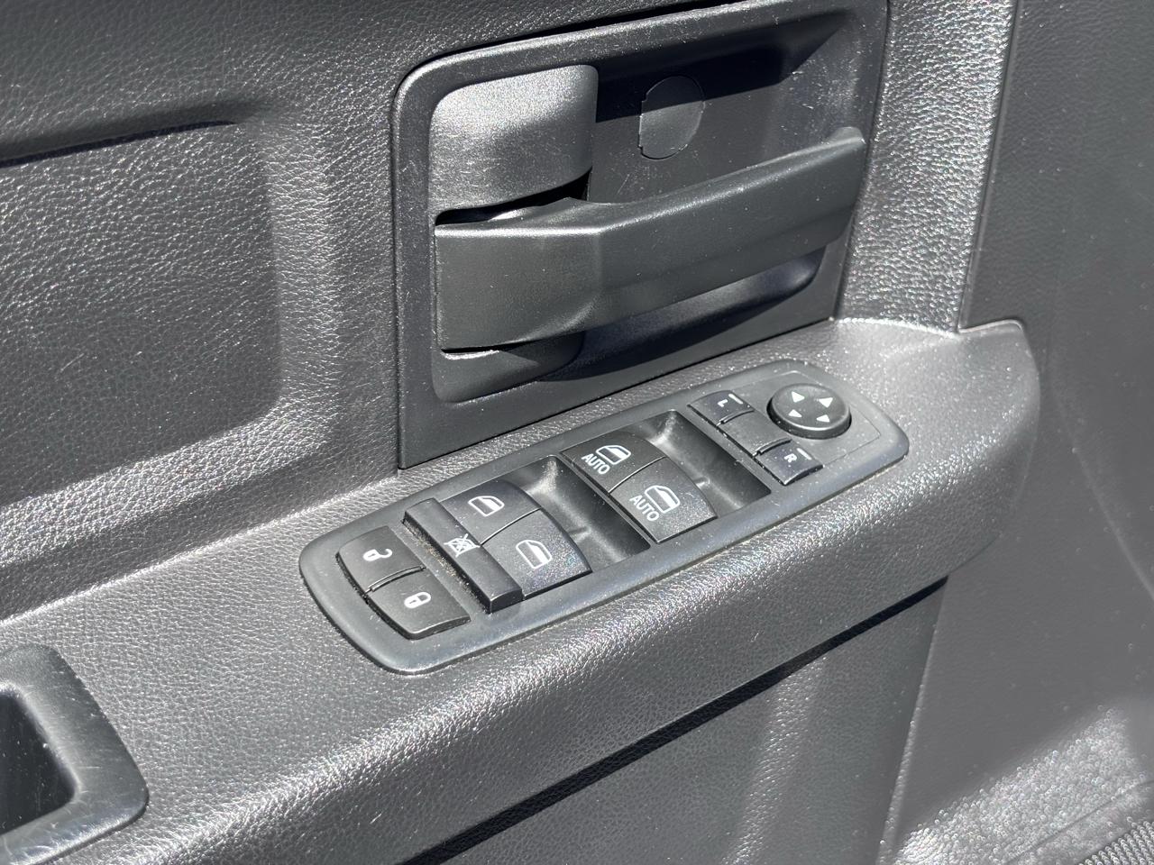 RAM 2500 Tradesman 4x4 Crew Cab 6'4" Box 2017