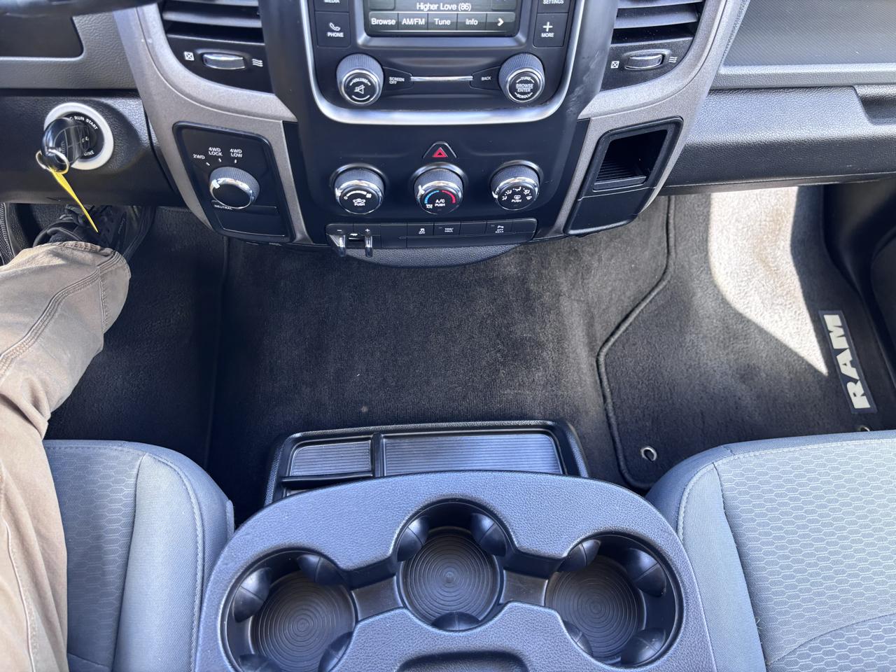 RAM 2500 Tradesman 4x4 Crew Cab 6'4" Box 2017