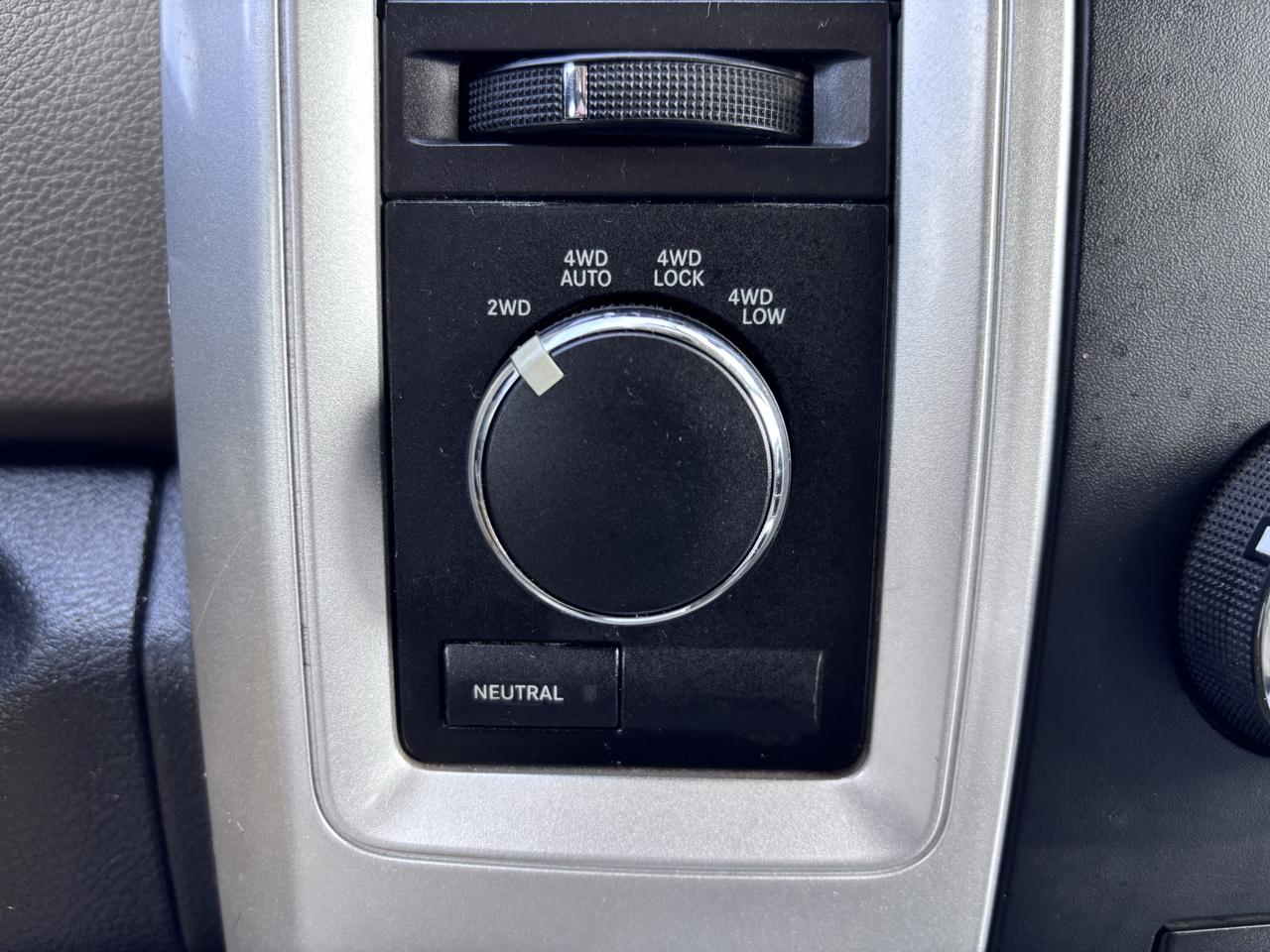 RAM 1500 4WD Crew Cab 140.5" Big Horn 2012
