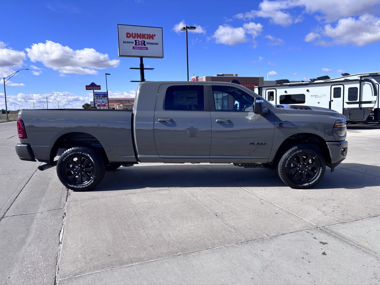 RAM 2500 Laramie 4x4 Mega Cab 6'4" Box 2027