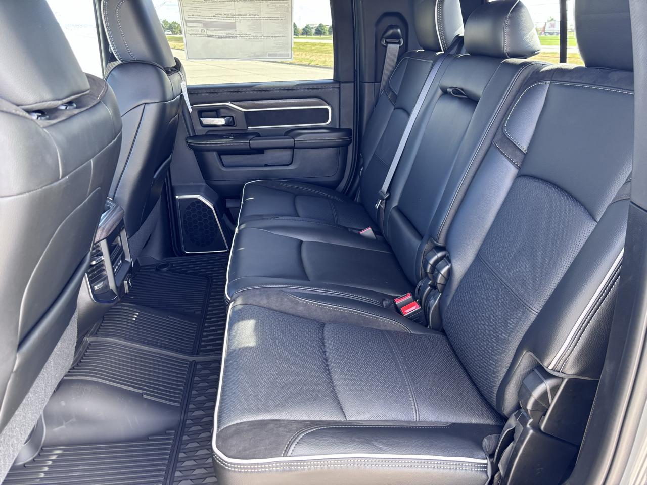RAM 2500 Laramie 4x4 Mega Cab 6'4" Box 2027