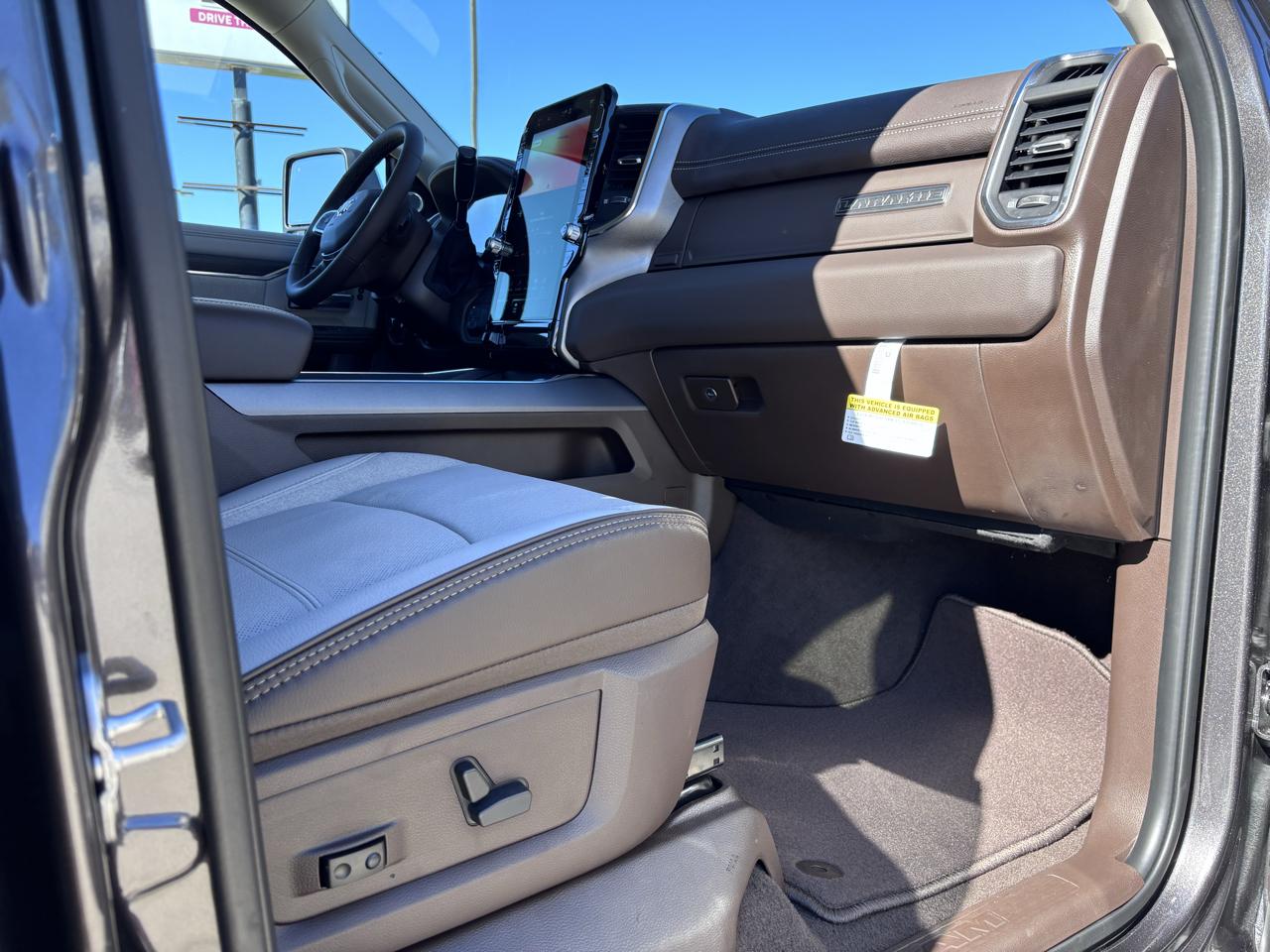 RAM 2500 Laramie 4x4 Crew Cab 8' Box 2027