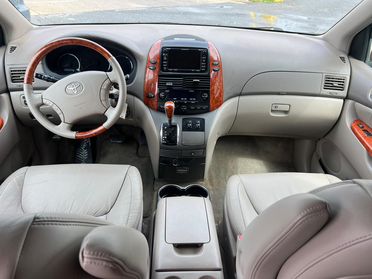 Toyota Sienna XLE FWD 2009