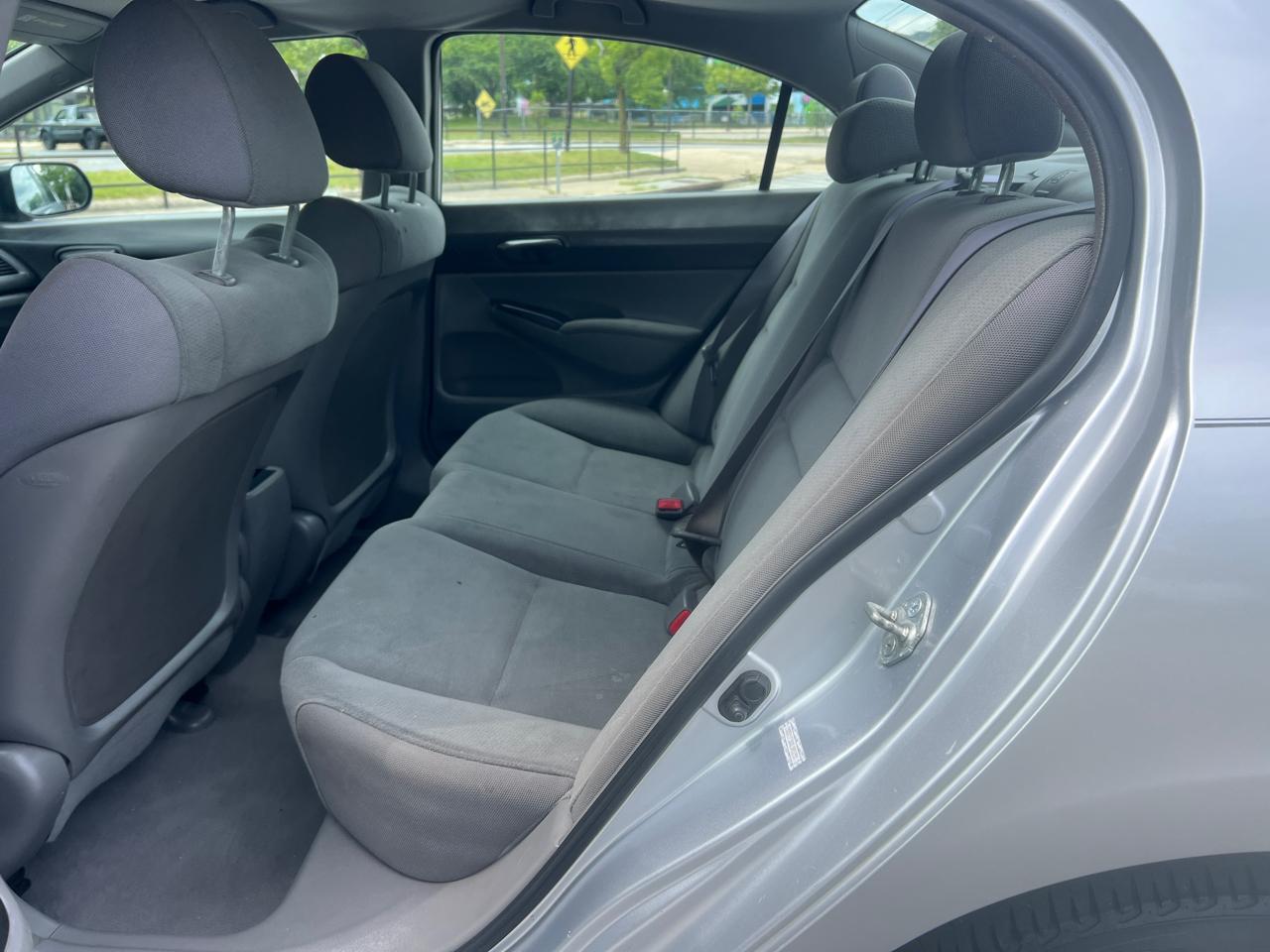 Honda Civic DX-VP Sedan 5-Speed AT 2010