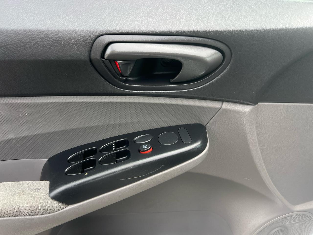 Honda Civic DX-VP Sedan 5-Speed AT 2010