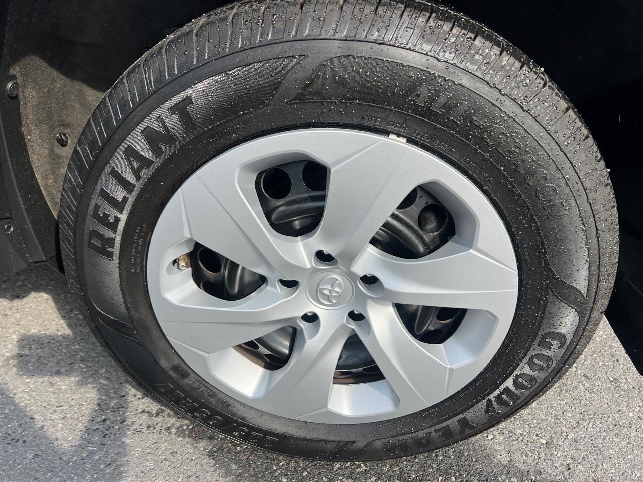 Toyota RAV4 LE AWD 2019