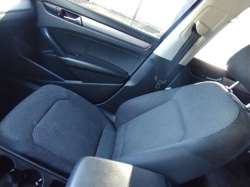 Volkswagen Passat 2.5L S W/Appearance 2012