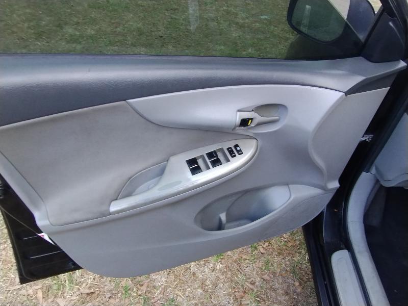 Toyota Corolla Base 5-Speed MT 2010