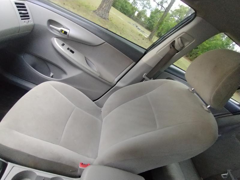 Toyota Corolla Base 5-Speed MT 2010