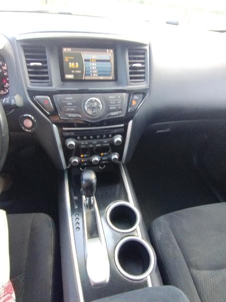 Nissan Pathfinder LE 2WD 2013