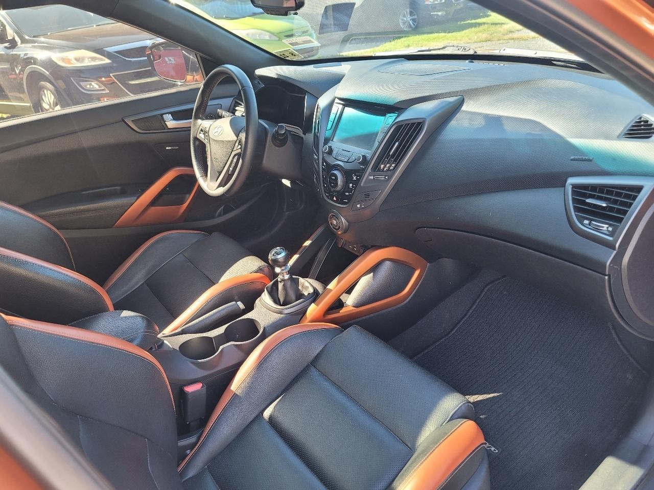 Hyundai Veloster Turbo R-Spec w/Red Interior 6M 2017