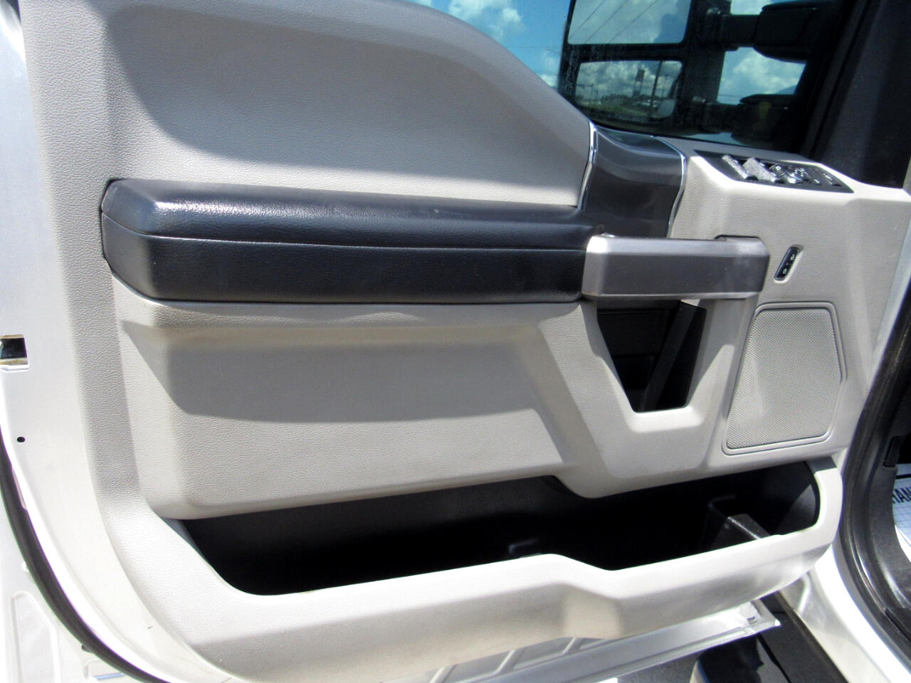 Ford Super Duty F-350 SRW XLT 4WD Crew Cab 8' Box 2019 Ford Super Duty F-350 SRW XLT 4WD Crew Cab 8' Box 2019