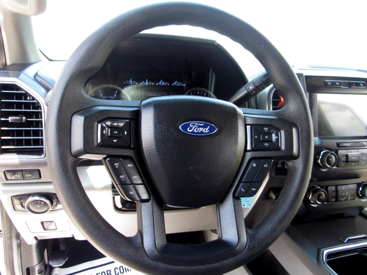 Ford Super Duty F-350 SRW XLT 4WD Crew Cab 8' Box 2019 Ford Super Duty F-350 SRW XLT 4WD Crew Cab 8' Box 2019