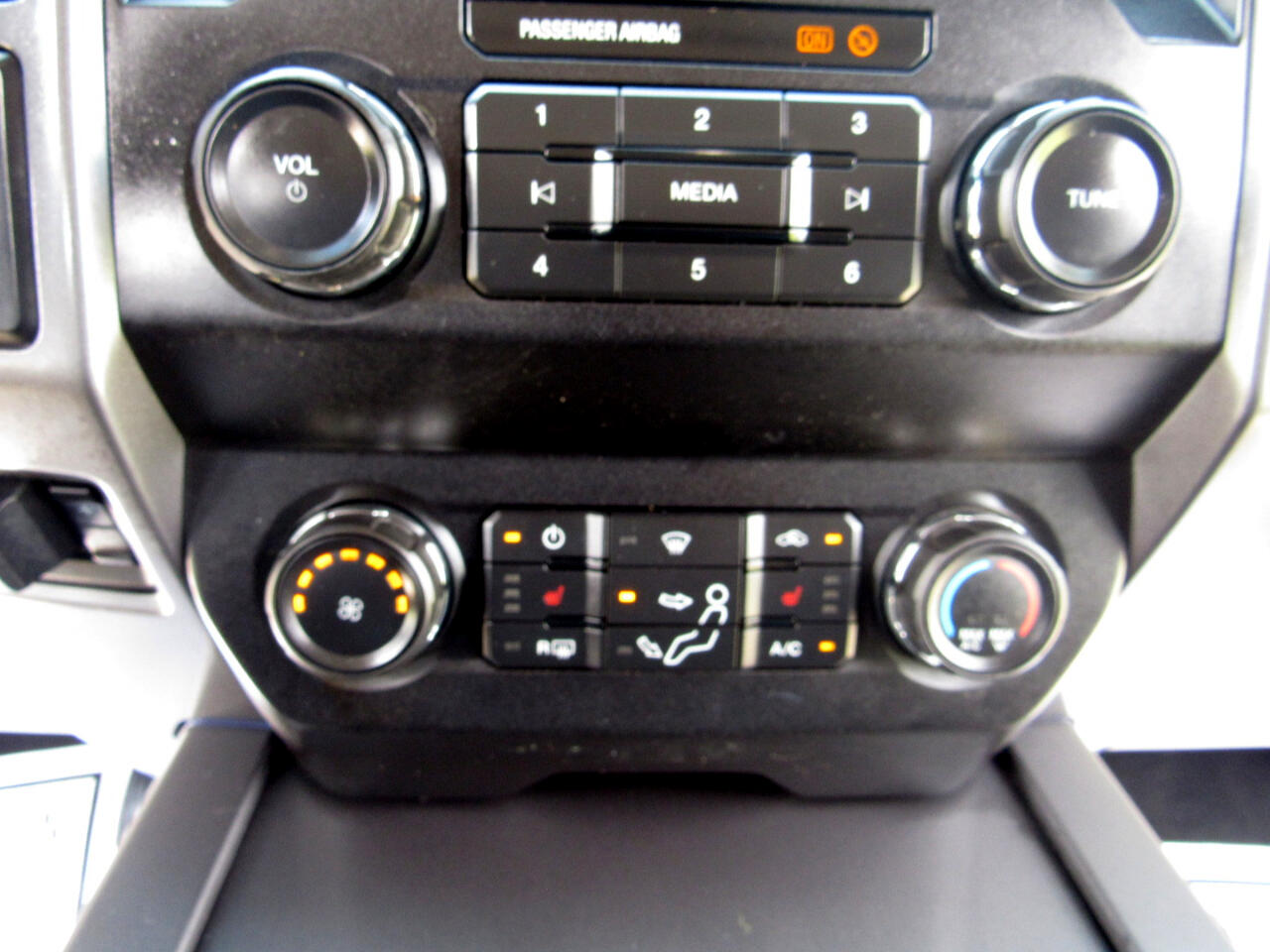 Ford Super Duty F-350 SRW XLT 4WD Crew Cab 8' Box 2019 Ford Super Duty F-350 SRW XLT 4WD Crew Cab 8' Box 2019