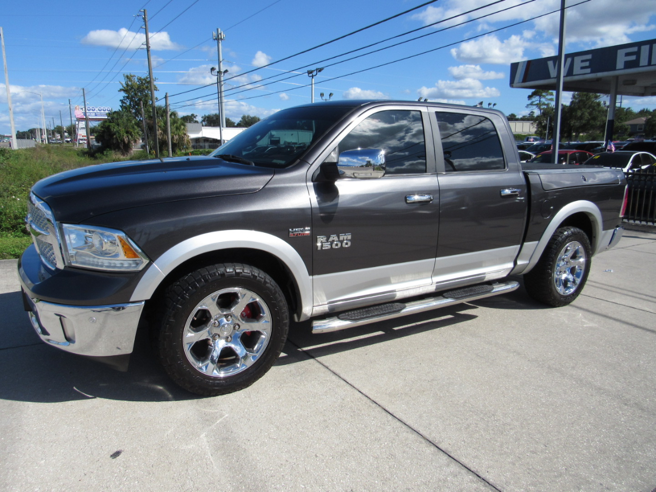 RAM 1500 Laramie 4x2 Crew Cab 5'7" Box 2018 RAM 1500 Laramie 4x2 Crew Cab 5'7" Box 2018