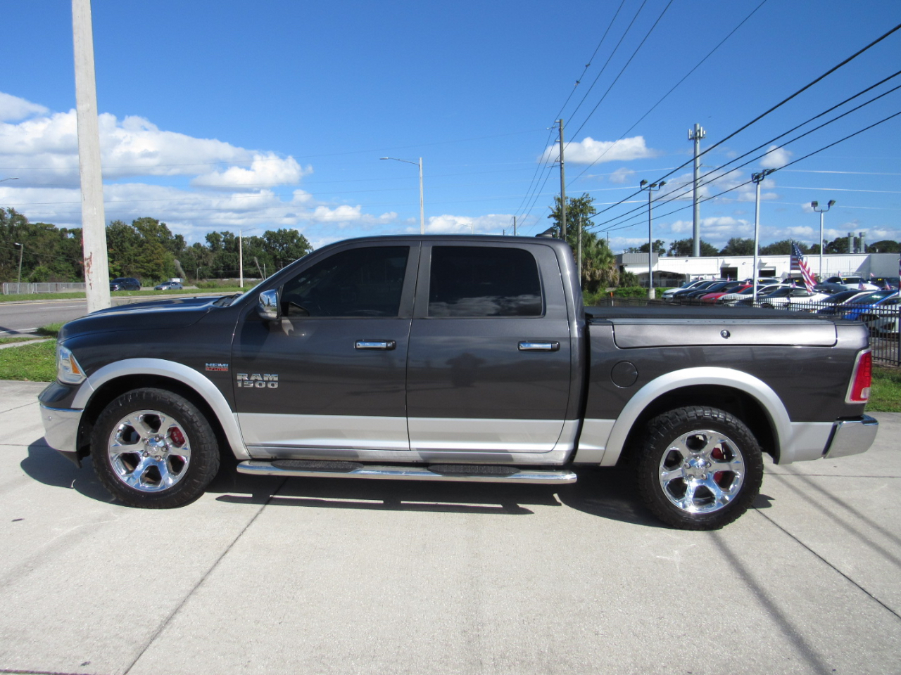 RAM 1500 Laramie 4x2 Crew Cab 5'7" Box 2018 RAM 1500 Laramie 4x2 Crew Cab 5'7" Box 2018