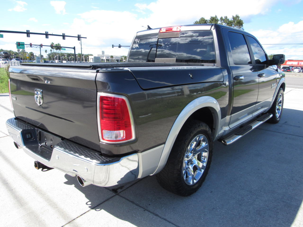 RAM 1500 Laramie 4x2 Crew Cab 5'7" Box 2018 RAM 1500 Laramie 4x2 Crew Cab 5'7" Box 2018