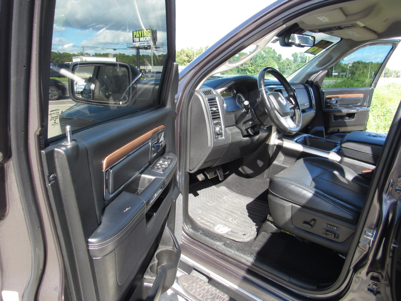 RAM 1500 Laramie 4x2 Crew Cab 5'7" Box 2018 RAM 1500 Laramie 4x2 Crew Cab 5'7" Box 2018