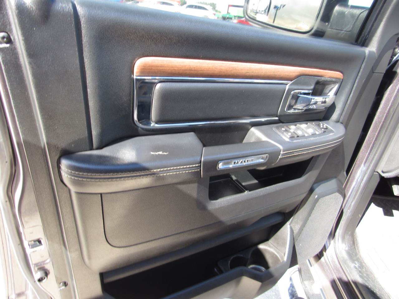 RAM 1500 Laramie 4x2 Crew Cab 5'7" Box 2018 RAM 1500 Laramie 4x2 Crew Cab 5'7" Box 2018