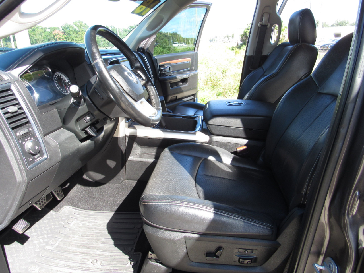 RAM 1500 Laramie 4x2 Crew Cab 5'7" Box 2018 RAM 1500 Laramie 4x2 Crew Cab 5'7" Box 2018